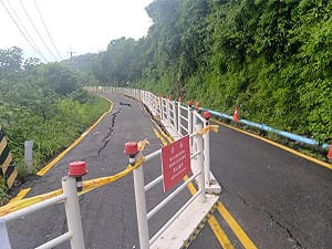 豪雨狂襲！高雄柴山大路裂巨縫緊急封路搶修  僅限當地居民通行