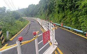 豪雨狂襲！高雄柴山大路裂巨縫緊急封路搶修  僅限當地居民通行