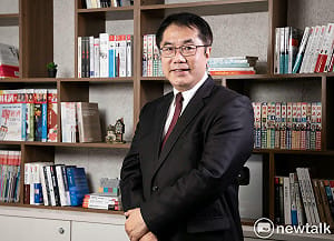 黃偉哲近8年施政獲70.9%市民肯定　社福健康滿意度更突破8成