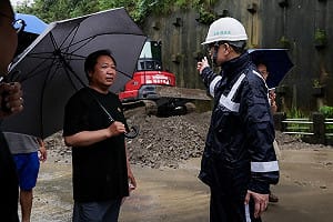 小港松富街擋土牆倒塌　賴瑞隆親赴勘察爭取中央災損經費