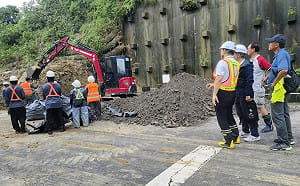 現勘小港區松富街坍塌現場   高市府：監測坡地安全並加速復原