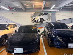 男子桃園中壢開車撞破停車場牆壁　碎片波及3車受損