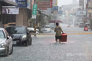 彰化午後豪雨多處積淹水　民生、曉陽地下道雙向封閉