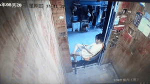 (影)中國「蹭冷氣」亂象刷新三觀！電梯卡門滑手機  超市走道全塞滿