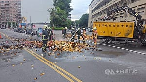 農曆七月板橋清潔隊載金紙集中焚燒　車內悶燃緊急卸路面