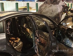 北市市民大道高架道路火燒車冒火煙　幸無人傷