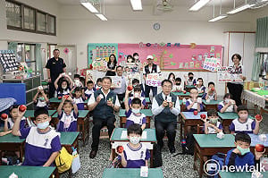 開學日黃偉哲赴安慶國小迎學子  全方位守護學童健康與安全