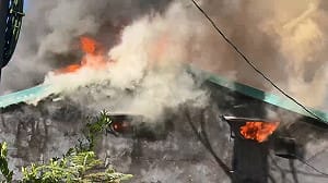 七堵木造屋大火 油毛氈屋頂助燃消防搶救