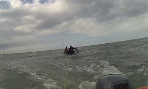 苗栗海釣船失去動力烏雲逼近　海巡驚險救3人