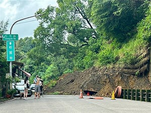 高雄小港擋土牆二度崩塌！土石淹沒道路 幸無人員傷亡