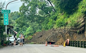 高雄小港擋土牆二度崩塌！土石淹沒道路 幸無人員傷亡
