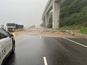 豪雨狂炸台東！台9線多處土石流 交通受阻緊急搶修
