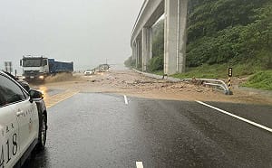 豪雨狂炸台東！台9線多處土石流 交通受阻緊急搶修