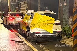 停車疑擋住戶進出遭貼膠膜　車主提告毀損