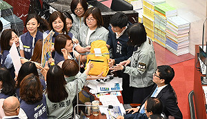 陳其邁議會告別秀　國民黨團送上柯志恩旅行背包兼親筆小紙條