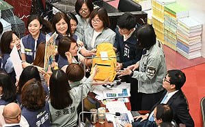 陳其邁議會告別秀　國民黨團送上柯志恩旅行背包兼親筆小紙條