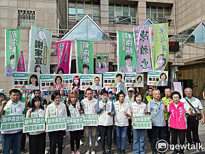 (影)台中英系八選將聯合登記 齊喊「台中英世代・創造欣未來」