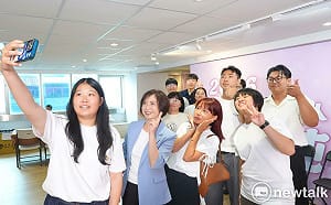 首投族力挺代領表！何欣純「青純力應援團」成軍