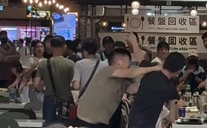大巨蛋男持鐵筷狠插腦袋！設計公司總監身分遭起底 網狂刷1星批：殺人嗎？