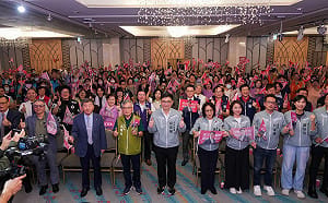 37醫藥護公會力挺    賴瑞隆提「健康高雄2.0」完善偏鄉醫療網