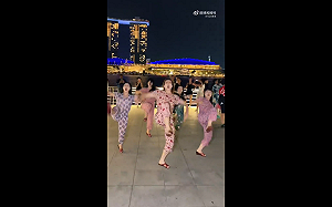 (影) 中國舞團大鬧星國！穿娘惹服「高踢腿」餐廳大跳 網怒轟：滾回去