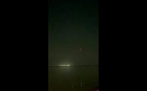 (影) 美軍又開轟了！ 伊朗拉拉克島遇襲後也反擊美基地 川普誓言再回應