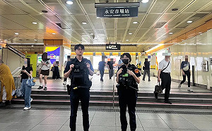 北捷男帶雙刀引發民眾恐慌！今晨南勢角站遭逮 搜出2把藍波刀