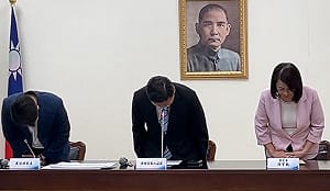 傅崐萁為國務機要費刪減道歉 他質疑：為何事主翁曉玲沒出面？