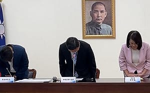 砍預算砍到庇護工場訂單 傅崐萁深深鞠躬道歉