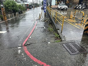 高雄豪雨釀災　擋土牆再崩、道路積水及路樹傾倒