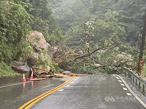 新北大雨北宜公路落石坍方　雙向車道受阻搶通中