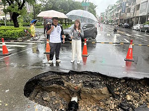 高雄雨不停4天至少10天坑    高市府疲於奔命補破洞