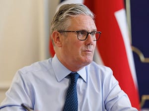 官丟了其他也不要？  前英國首相施凱爾宣布辭下議員職務