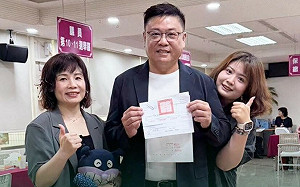 偕妻女完成議員參選登記 蘇致榮：為咱的鳳山拚到底！