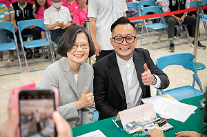 蔡英文從台北趕場到基隆！ 童子瑋登記前笑說：非常榮幸邀她當我競總主委