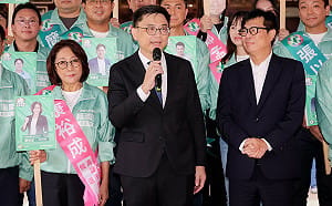(影)率「高雄大聯盟」登記參選市長　賴瑞隆「全壘打宣言」：誓以魄力壯大高雄