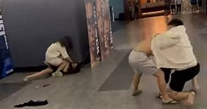 高雄2對情侶影院互毆！律師點出正當防衛關鍵：不是誰先打第一拳