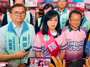 劉櫂豪與賴坤成「左右護法」陪同！  陳瑩今赴台東選委會登記：我準備好了