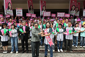 葉菊蘭陪同！ 民進黨苗栗縣長參選人陳品安今赴選委會登記