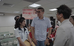 沈伯洋登記巧遇大學長 連勝文：害我不太好意思批評了
