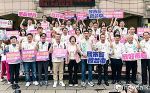 雙蔡加持！何欣純辦妥市長登記 蔡英文任榮譽主委 蔡其昌接主委