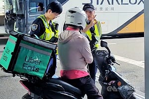 外送員騎機車誤闖桃機航廈道路　航警開罰