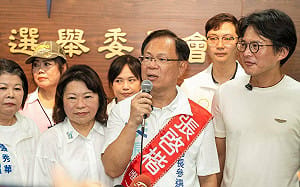 合體黃敏惠陪張啓楷登記　黃國昌：嘉義藍白合堅不可破