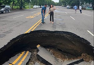 高雄「天坑」頻傳！楠梓道路塌陷10米坑洞 警封鎖道路