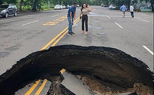 高雄「天坑」頻傳！楠梓道路塌陷10米坑洞 警封鎖道路
