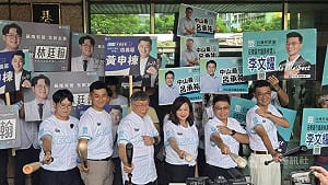柯文哲、宋楚瑜分別陪同黨基隆市議員參選人登記