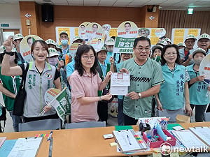 初心不改！陳金鐘偕黃偉哲陳亭妃登記參選議員  誓以公衛社福專業守護東區