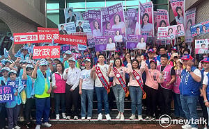 國民黨台南新世代攜手登記  林燕祝李佳蓉師徒並肩  葉翰勳歐政豪世代接棒