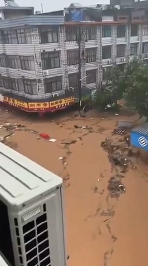 (影) 沙德爾殘餘環流重創福建! 沿海城市暴雨成災 街道成汪洋、大水灌民宅