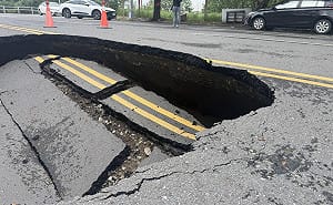 高市楠梓區芎林路路面下陷    水利局完成緊急灌漿回填作業  